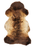 Mehrfarbiges britisches Lammfell, ca. 110 × 60 cm, von oben fotografiert: genau das Fell, das Sie erhalten