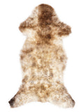 Mehrfarbiges britisches Lammfell, ca. 120 × 50 cm, von oben fotografiert: genau das Fell, das Sie erhalten
