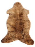 Braunes Lammfell, ca. 115 × 60 cm, von oben fotografiert: genau das Fell, das Sie erhalten