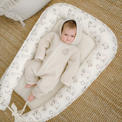 Baby-Strampler „Schaf“; Ecru