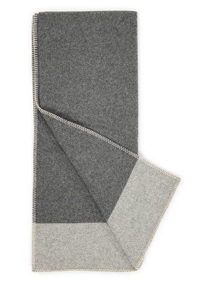 Wolldecke „Hytte“ in Dunkelgrau, aufgefaltet